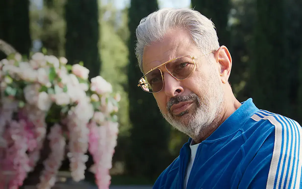 Jeff Goldblum as Zeus in a blue tracksuit in the Netflix series KAOS